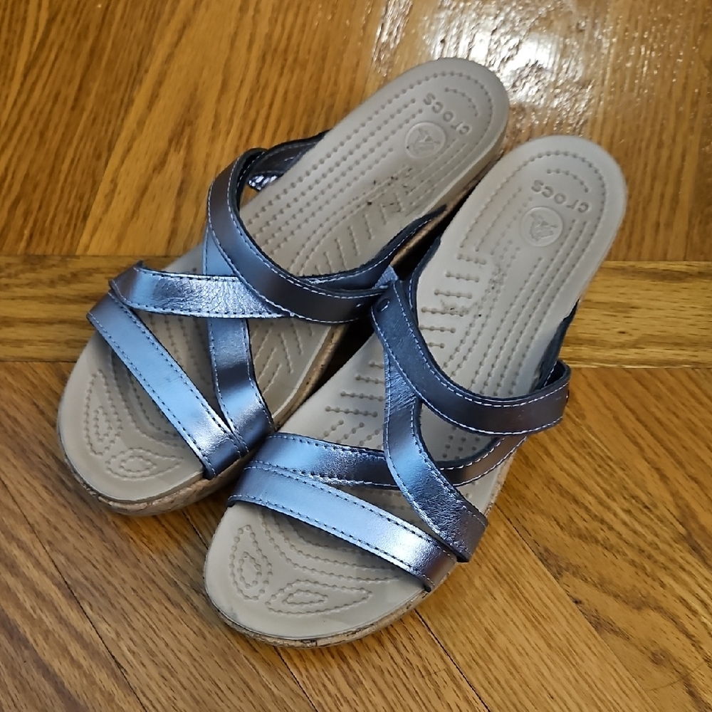 Crocs Metallic Silver Strappy Comfort Sandals Women’s Size 8